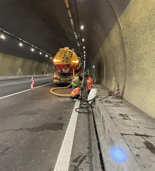 庆安隧道排水渠清淤